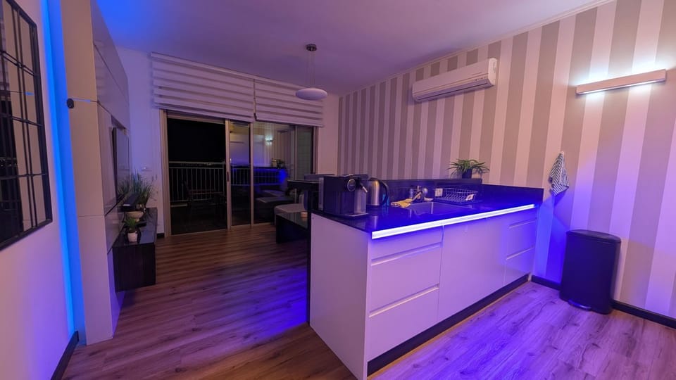 Kitchen or kitchenette, minibar, stove
