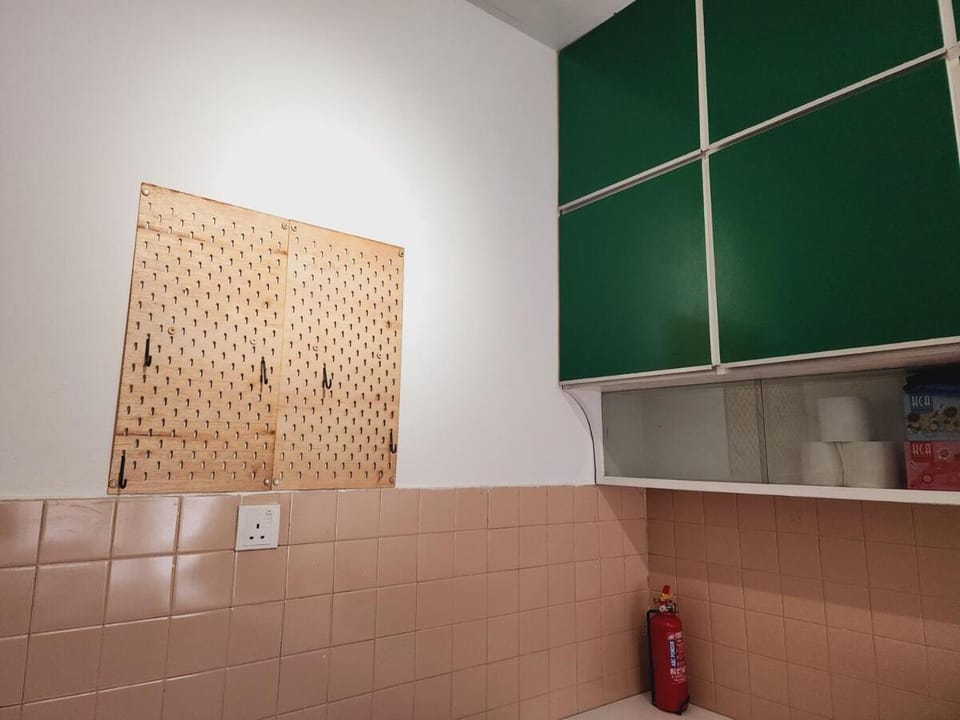 New! Stylish Petaling Jaya SS 2, The Hub, Damansara 3, 1U Landed Homestay for up to 17 pax, 65inchTV, Bathtub Apartment in Petaling Jaya