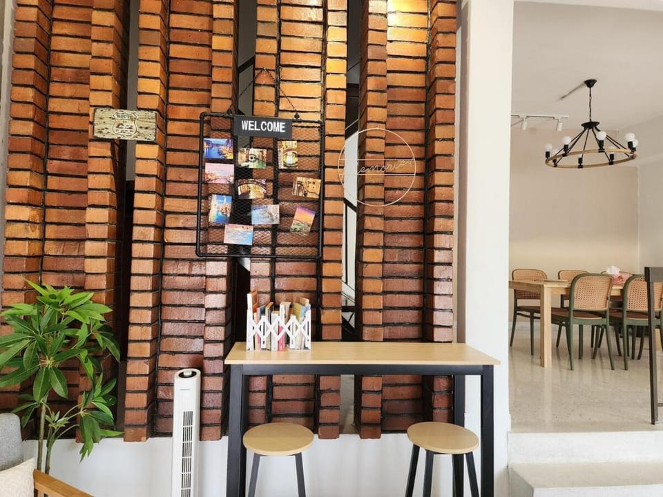 New! Stylish Petaling Jaya SS 2, The Hub, Damansara 3, 1U Landed Homestay for up to 17 pax, 65inchTV, Bathtub Apartment in Petaling Jaya
