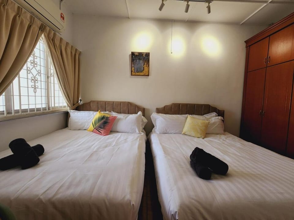 New! Stylish Petaling Jaya SS 2, The Hub, Damansara 3, 1U Landed Homestay for up to 17 pax, 65inchTV, Bathtub Apartment in Petaling Jaya
