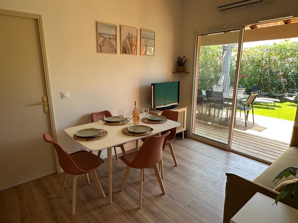 TV and multimedia, Dining area, Garden view