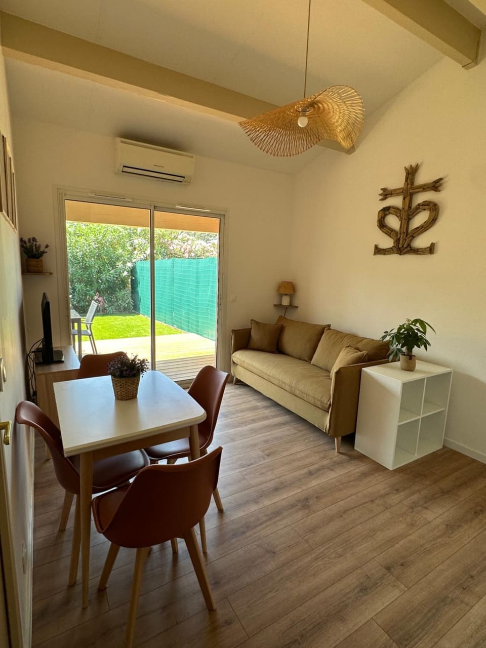 Living room, Dining area, air conditioner