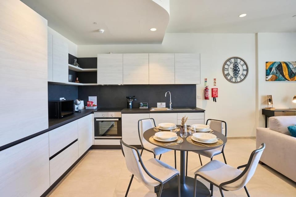 Kitchen or kitchenette, Dining area