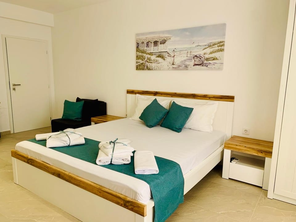 Bed, Living room, Photo of the whole room, Seating area, Bedroom, towels