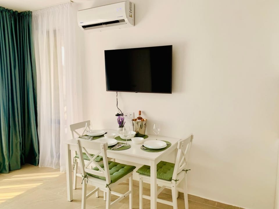 Communal lounge/ TV room, TV and multimedia, Dining area, air conditioner
