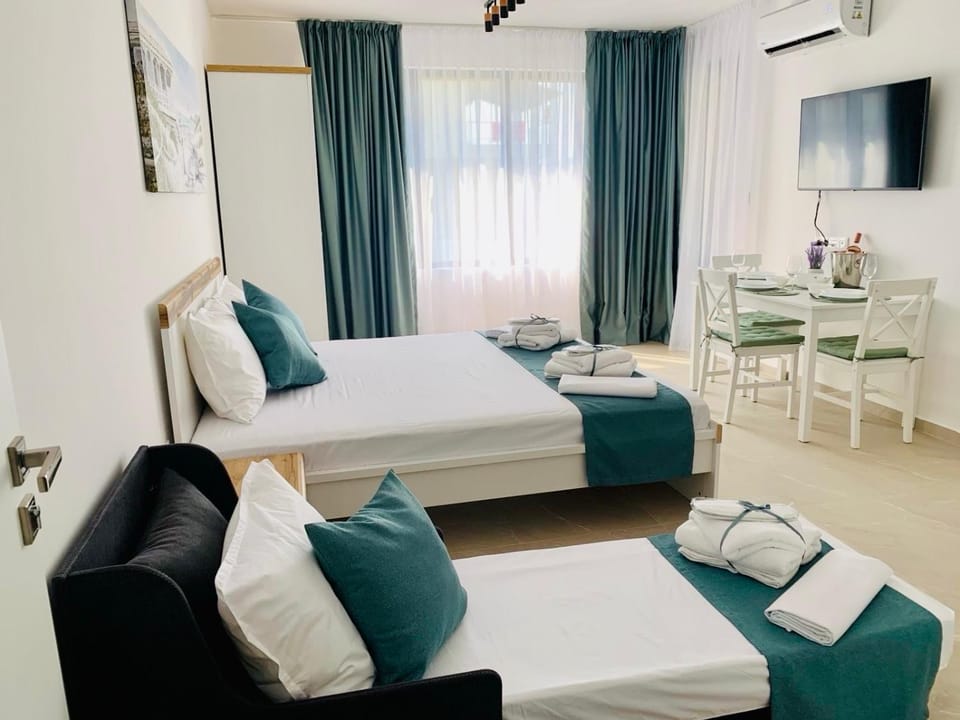 Communal lounge/ TV room, Bed, TV and multimedia, Seating area, Dining area, Bedroom, towels, air conditioner