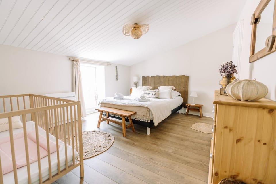 Bedroom, cot, towels