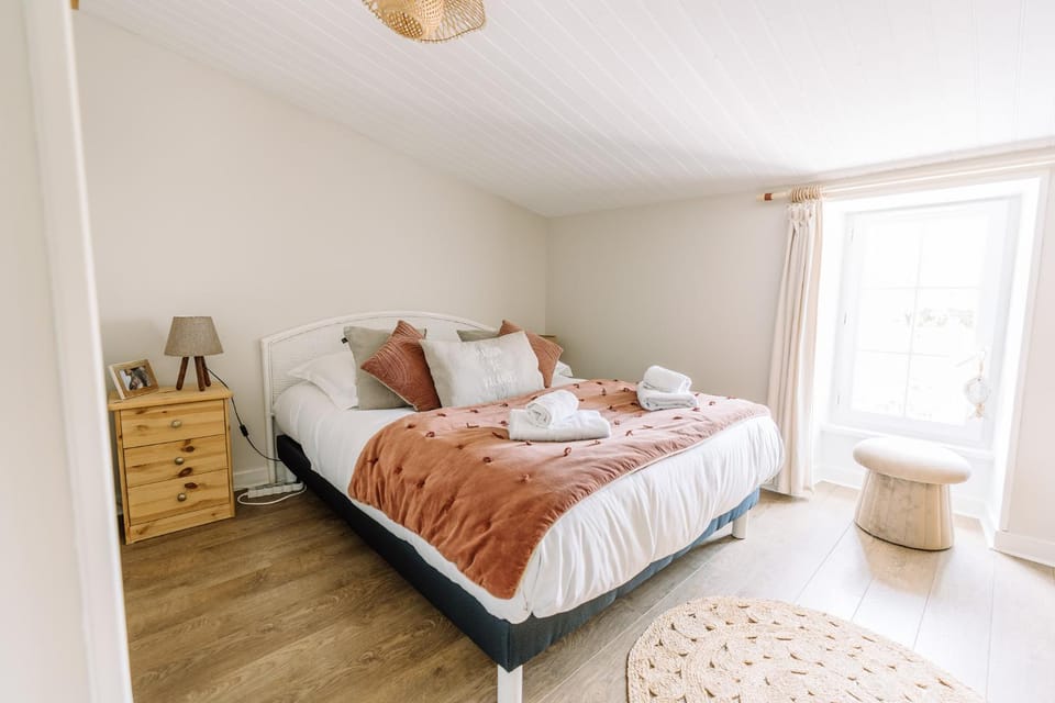Bed, Bedroom, towels