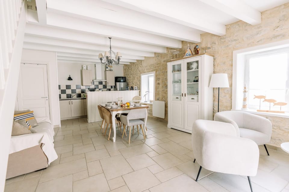 Kitchen or kitchenette, Living room, Dining area, oven