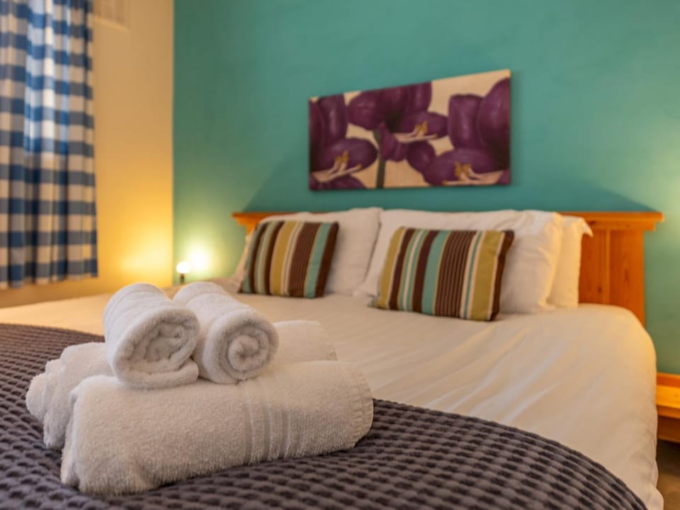 Bed, Other, Photo of the whole room, Bedroom, towels
