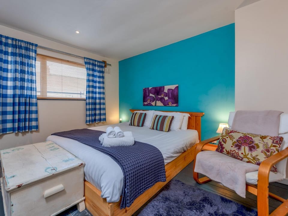 Bed, Living room, Other, Photo of the whole room, Seating area, Bedroom, towels