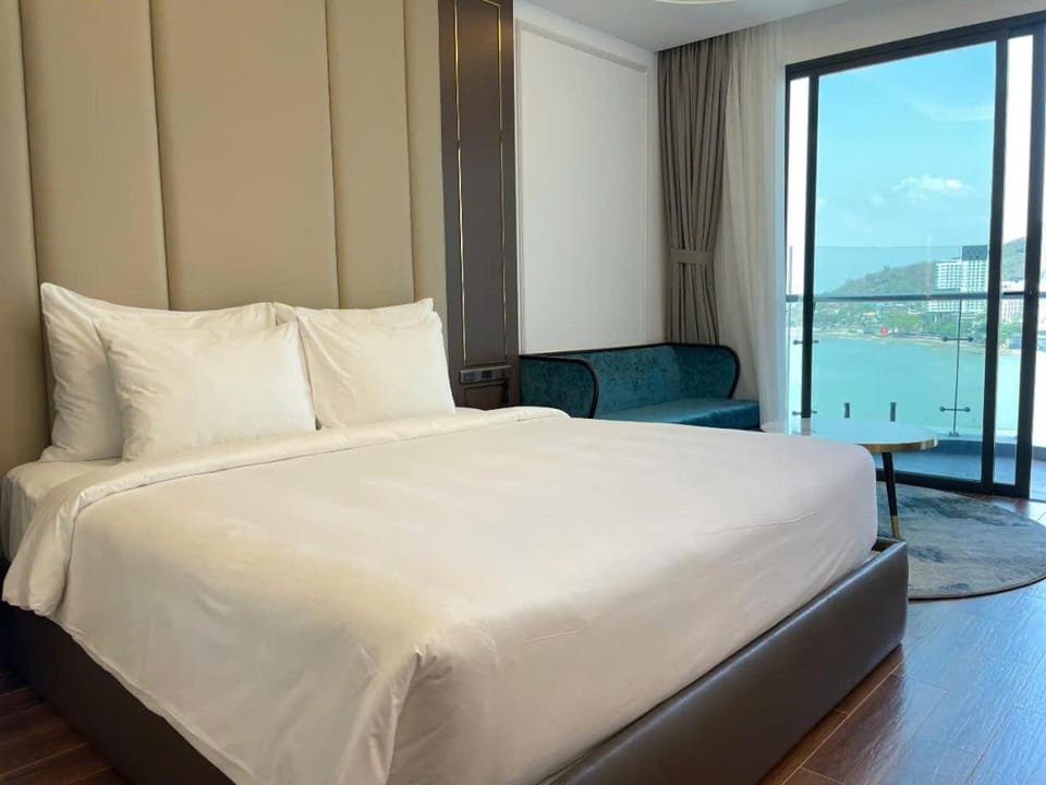Bed, Living room, Photo of the whole room, Seating area, Bedroom