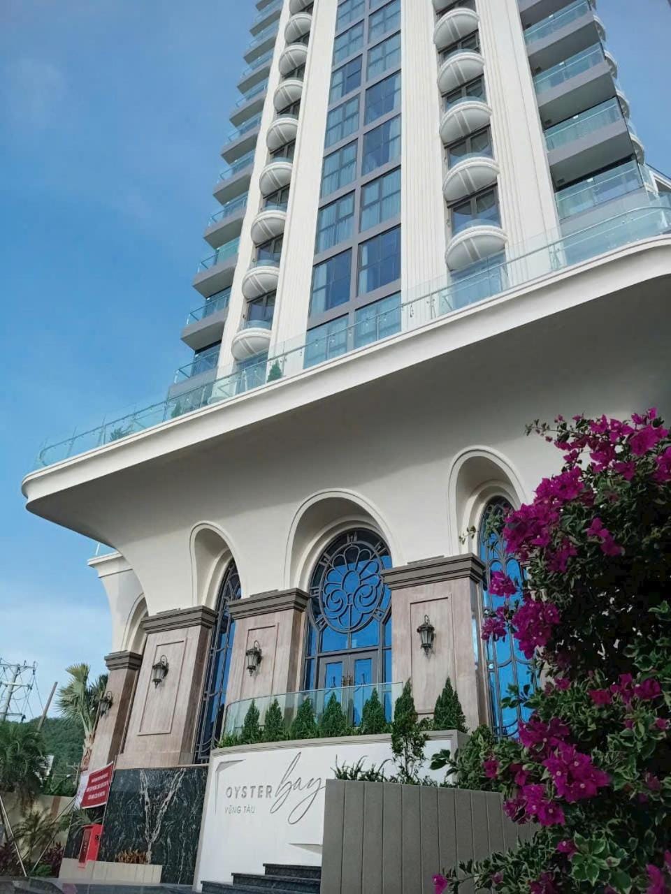 Property building, Day, Balcony/Terrace, Parking
