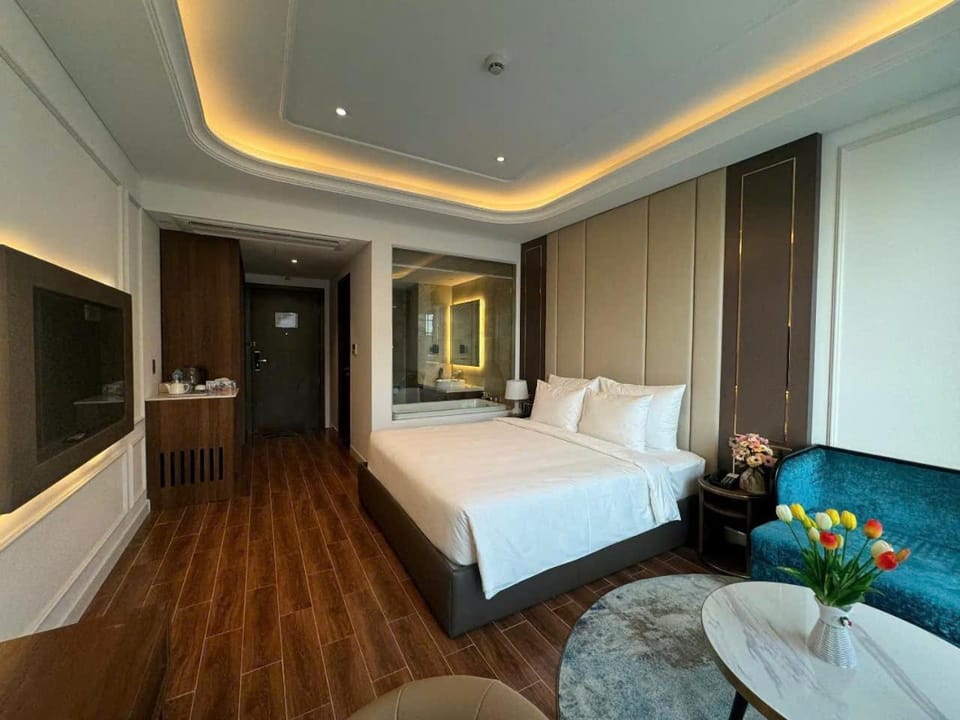 Bed, TV and multimedia, Living room, Photo of the whole room, Seating area, Bedroom, wardrobe