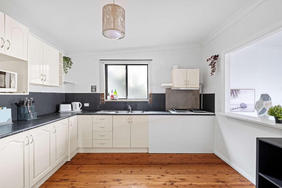 Classic Double Room in Peakhurst - Centrally Located - Shared Bathroom Bed and Breakfast in Sydney