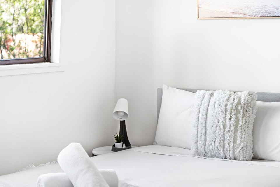 Classic Double Room in Peakhurst - Centrally Located - Shared Bathroom Bed and Breakfast in Sydney