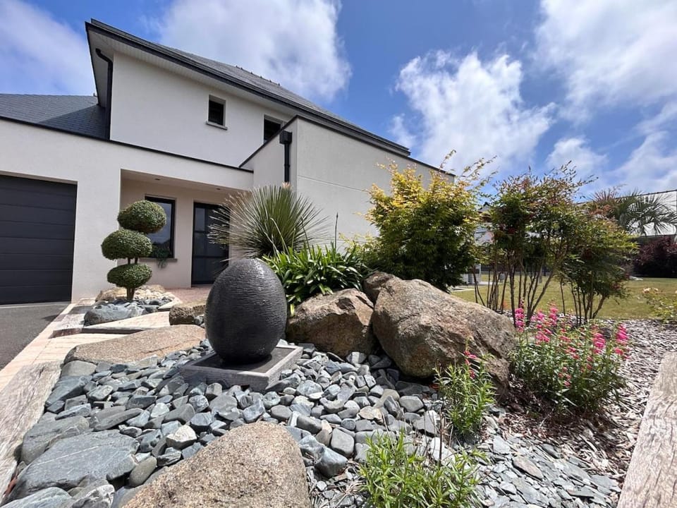 Property building, Spring, Day, Garden, Garden view