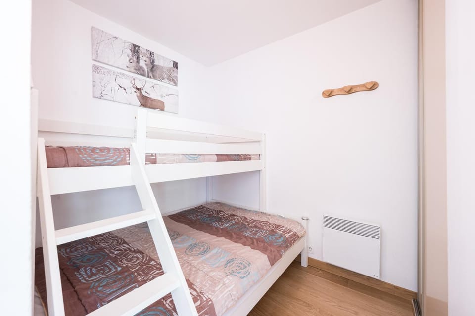 Bed, Photo of the whole room, Bedroom, bunk bed