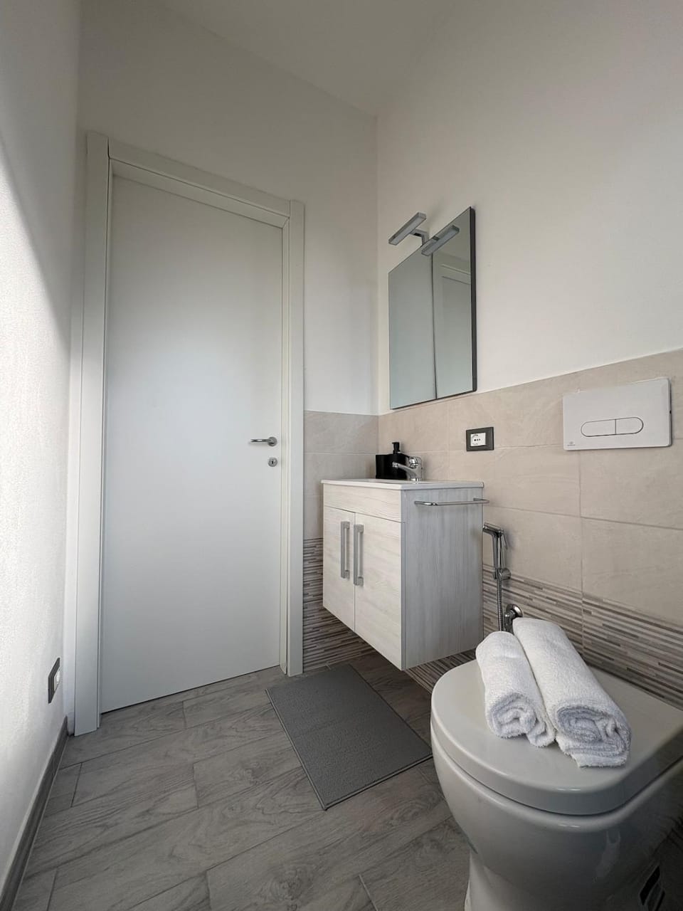 Toilet, Bathroom, towels