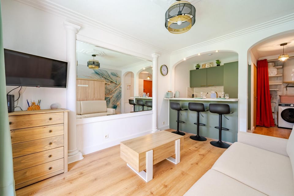 Bed, TV and multimedia, Kitchen or kitchenette, Living room, Photo of the whole room, Seating area, Bedroom, stove