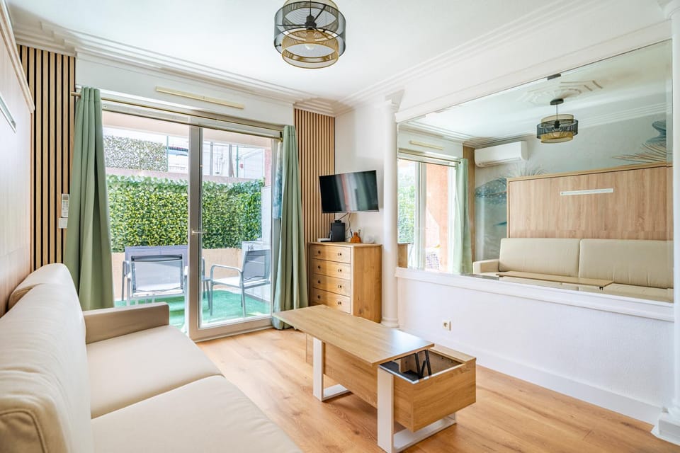 Communal lounge/ TV room, TV and multimedia, Photo of the whole room, Seating area, Evening entertainment, Bedroom, Swimming pool, Bath, air conditioner