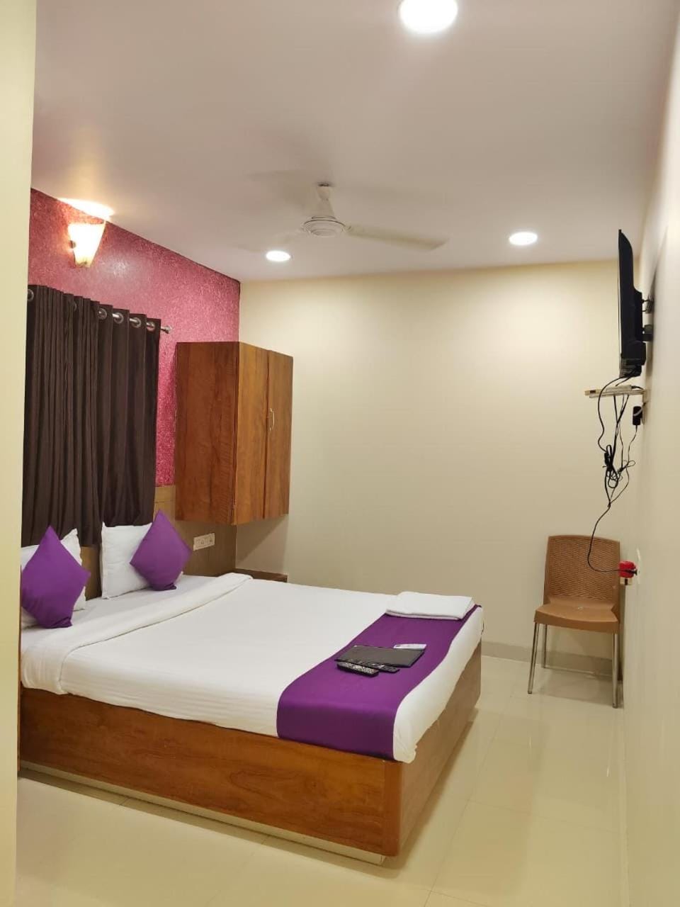 TV and multimedia, Photo of the whole room, Bedroom