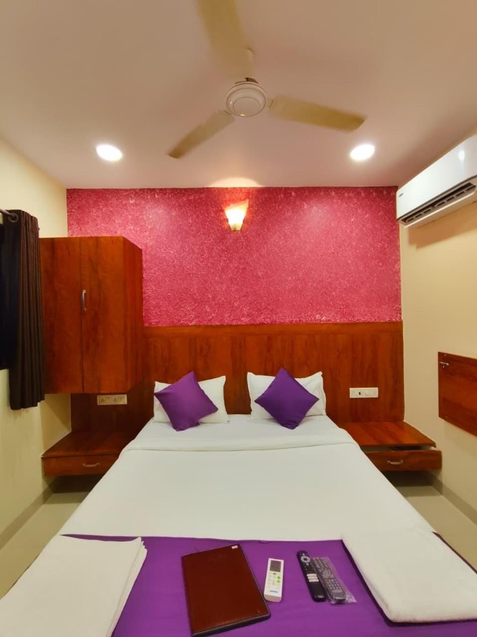 Photo of the whole room, Bedroom, air conditioner