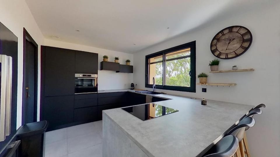 Kitchen or kitchenette, Seating area, minibar