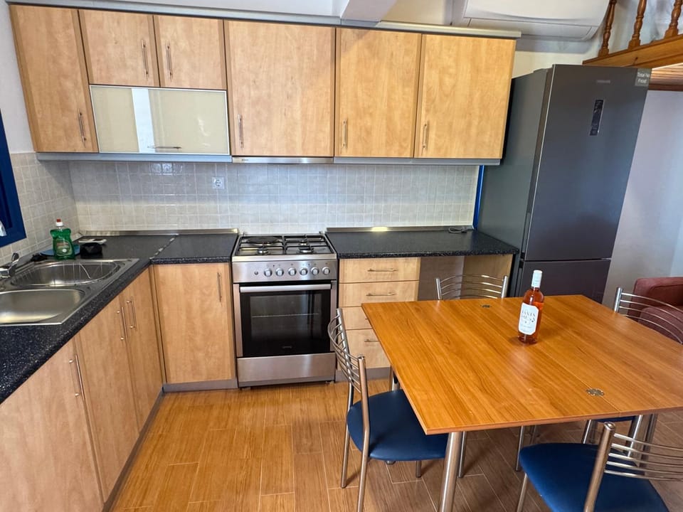 Kitchen or kitchenette, Dining area, oven