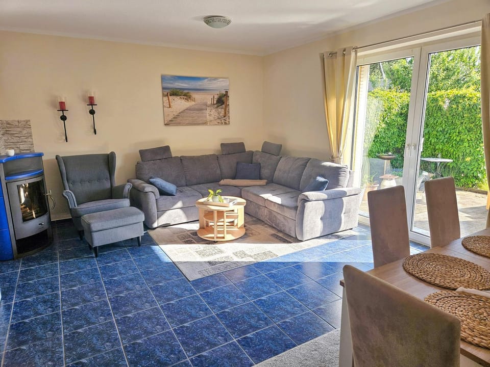 Living room, Seating area, Dining area, fireplace