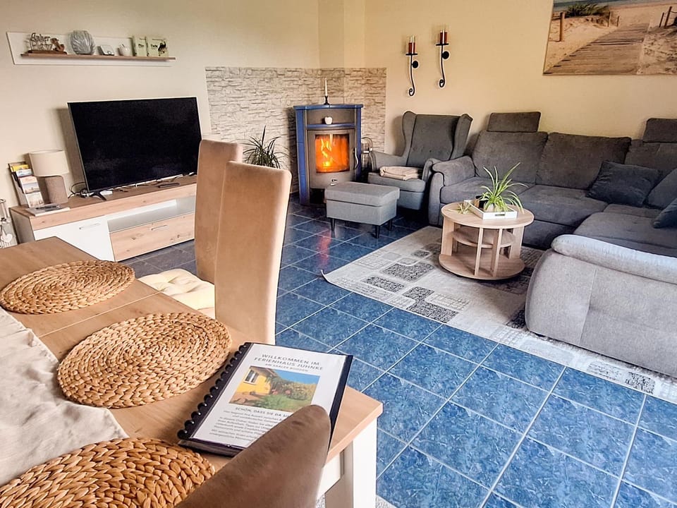 TV and multimedia, Living room, Seating area, Dining area, fireplace