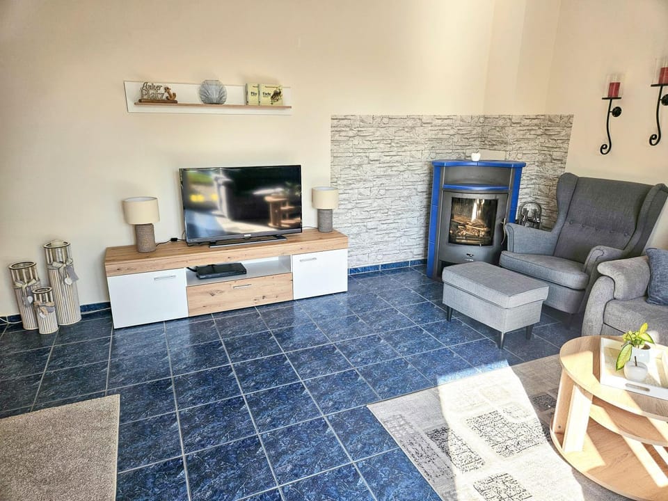 TV and multimedia, Living room, Seating area, fireplace