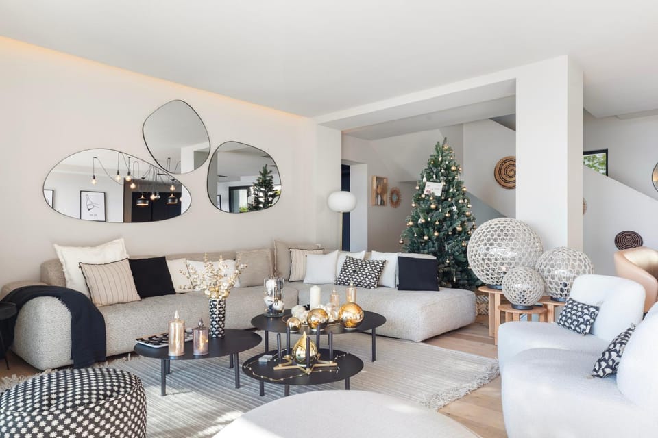 Seating area, Dining area