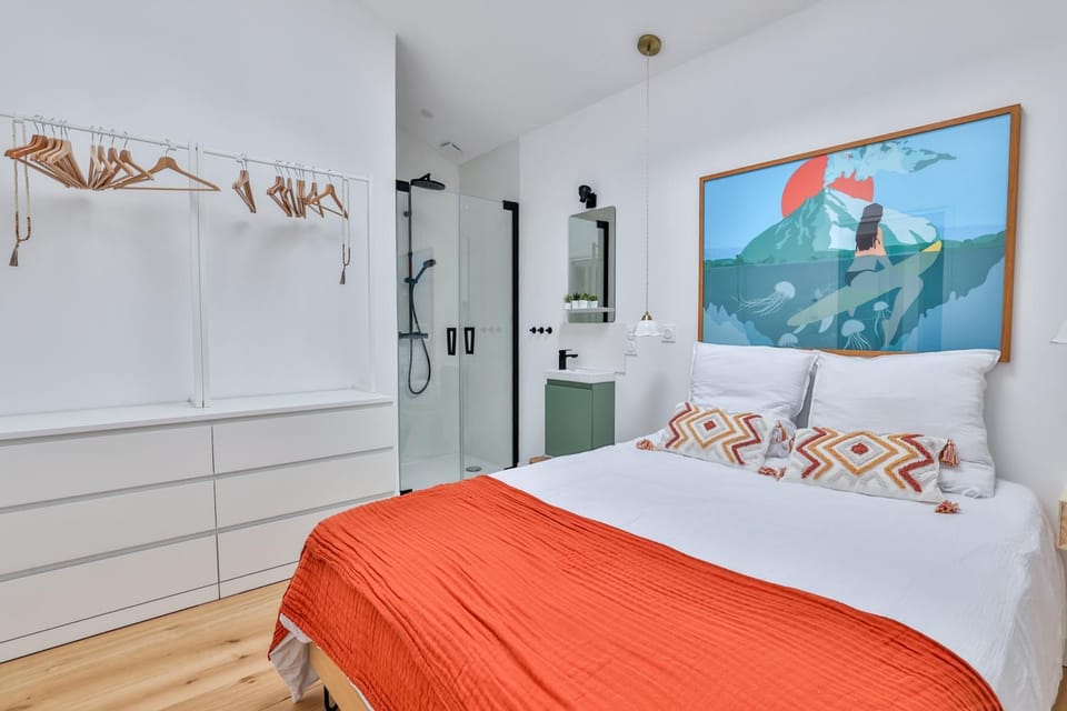 Shower, Bed, Photo of the whole room, Bedroom, hair dryier, storage, air conditioner