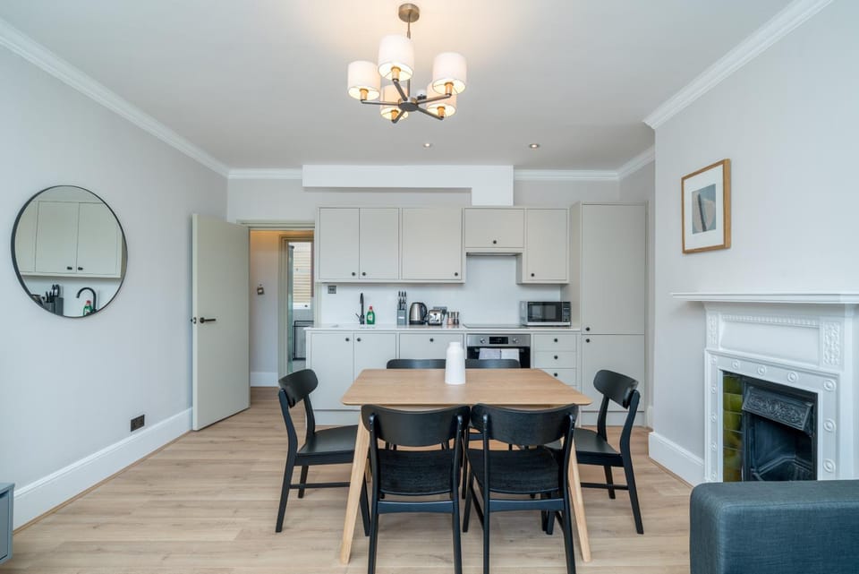 Kitchen or kitchenette, Living room, Seating area, Dining area, minibar, stove, toaster