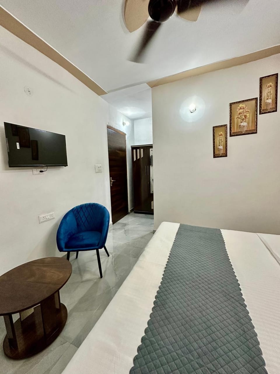 Bed, TV and multimedia, Photo of the whole room, Seating area, Bedroom