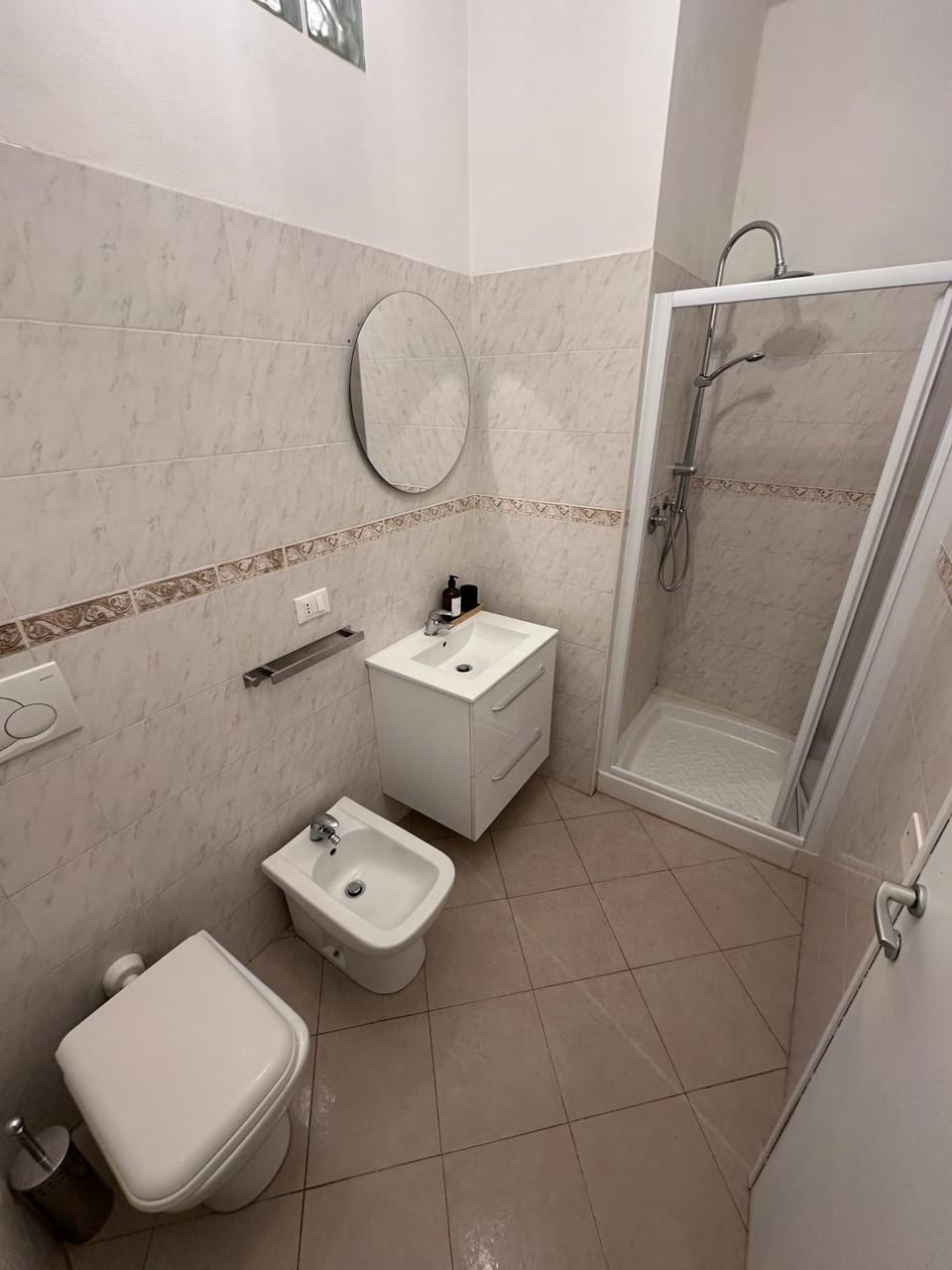 Shower, Toilet, Bathroom, bidet, towels