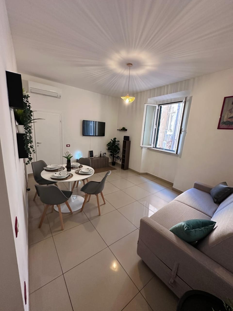 TV and multimedia, Living room, Seating area, Dining area