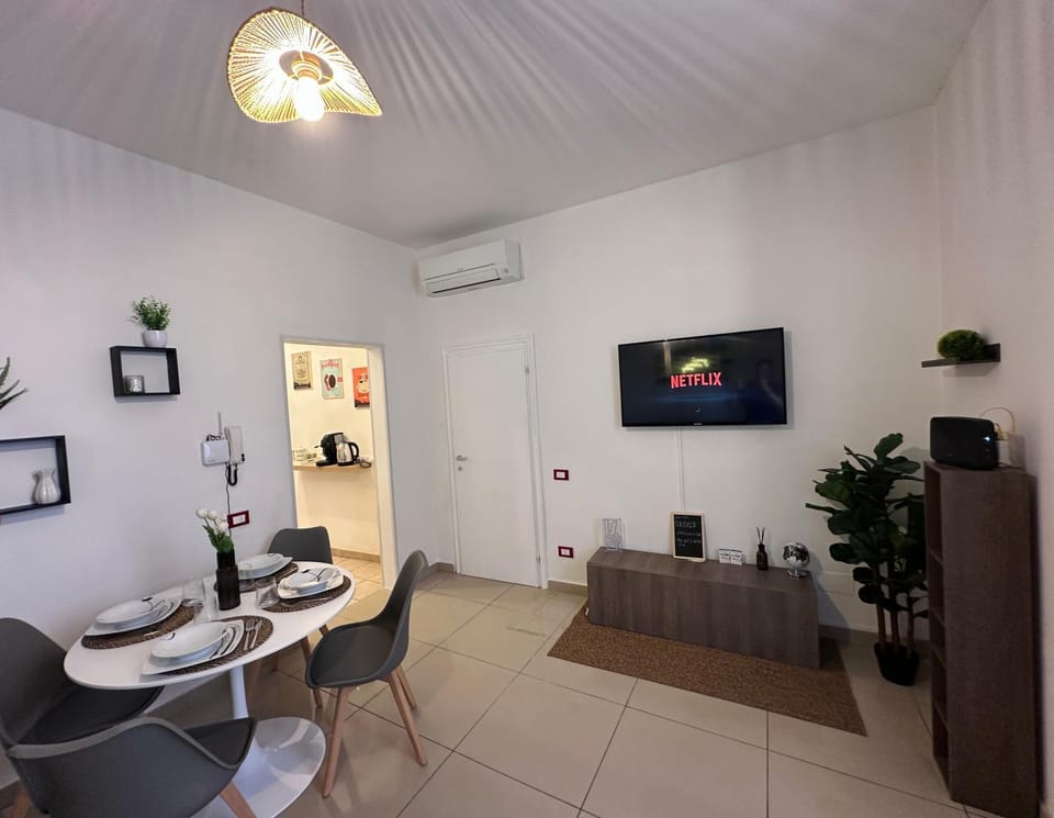 TV and multimedia, Living room, Seating area, Dining area, air conditioner