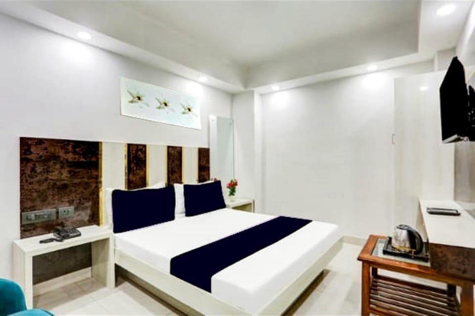 Bed, TV and multimedia, Photo of the whole room, Seating area, Bedroom