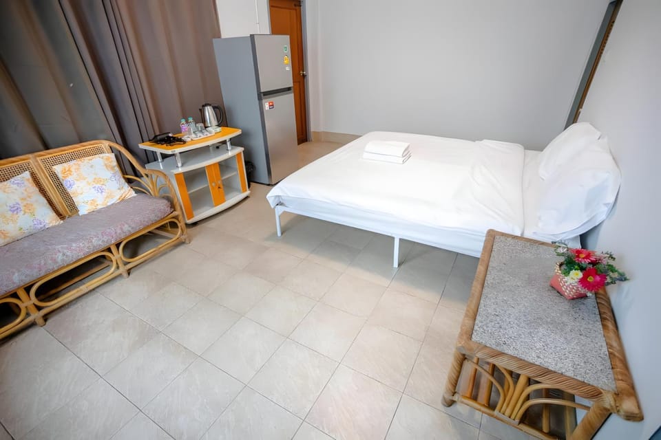 Bed, Living room, Photo of the whole room, Seating area, Bedroom, towels