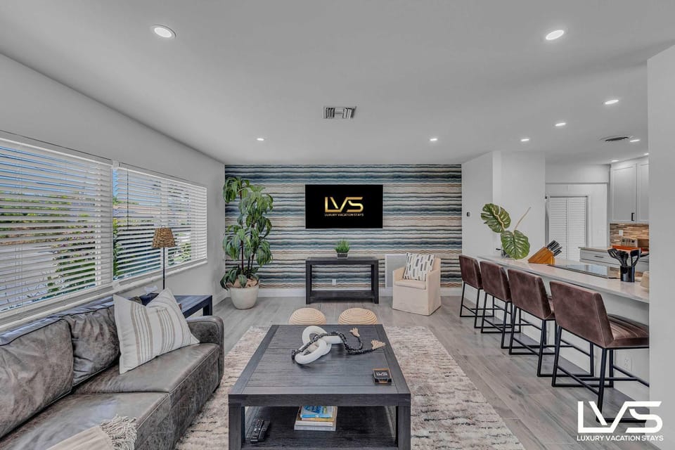 Villa Azul Coastal Oasis 5 Min Walk to Beach and Waterfront House in Fort Lauderdale