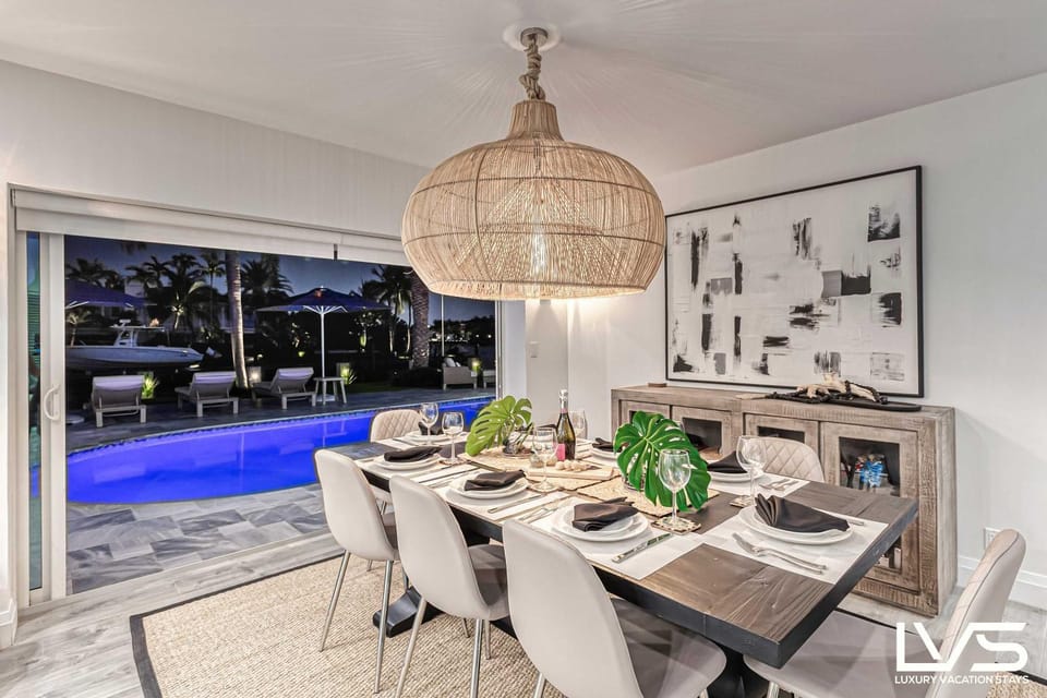 Villa Azul Coastal Oasis 5 Min Walk to Beach and Waterfront House in Fort Lauderdale