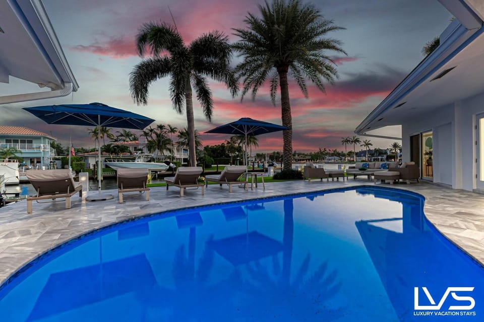 Villa Azul Coastal Oasis 5 Min Walk to Beach and Waterfront House in Fort Lauderdale
