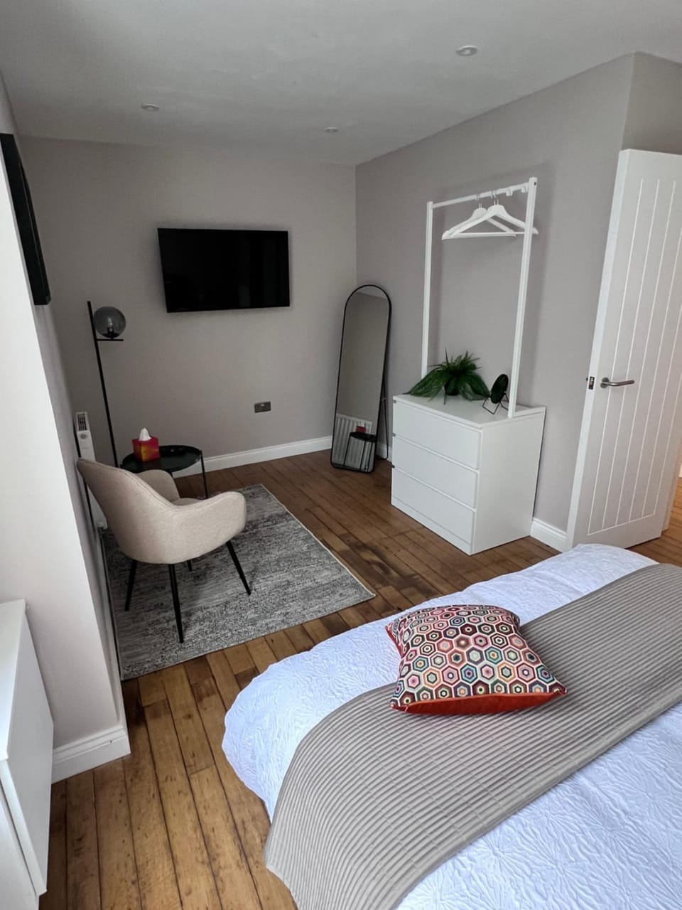 Bed, TV and multimedia, Bedroom, wardrobe