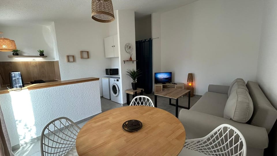 TV and multimedia, Living room, Seating area, Dining area