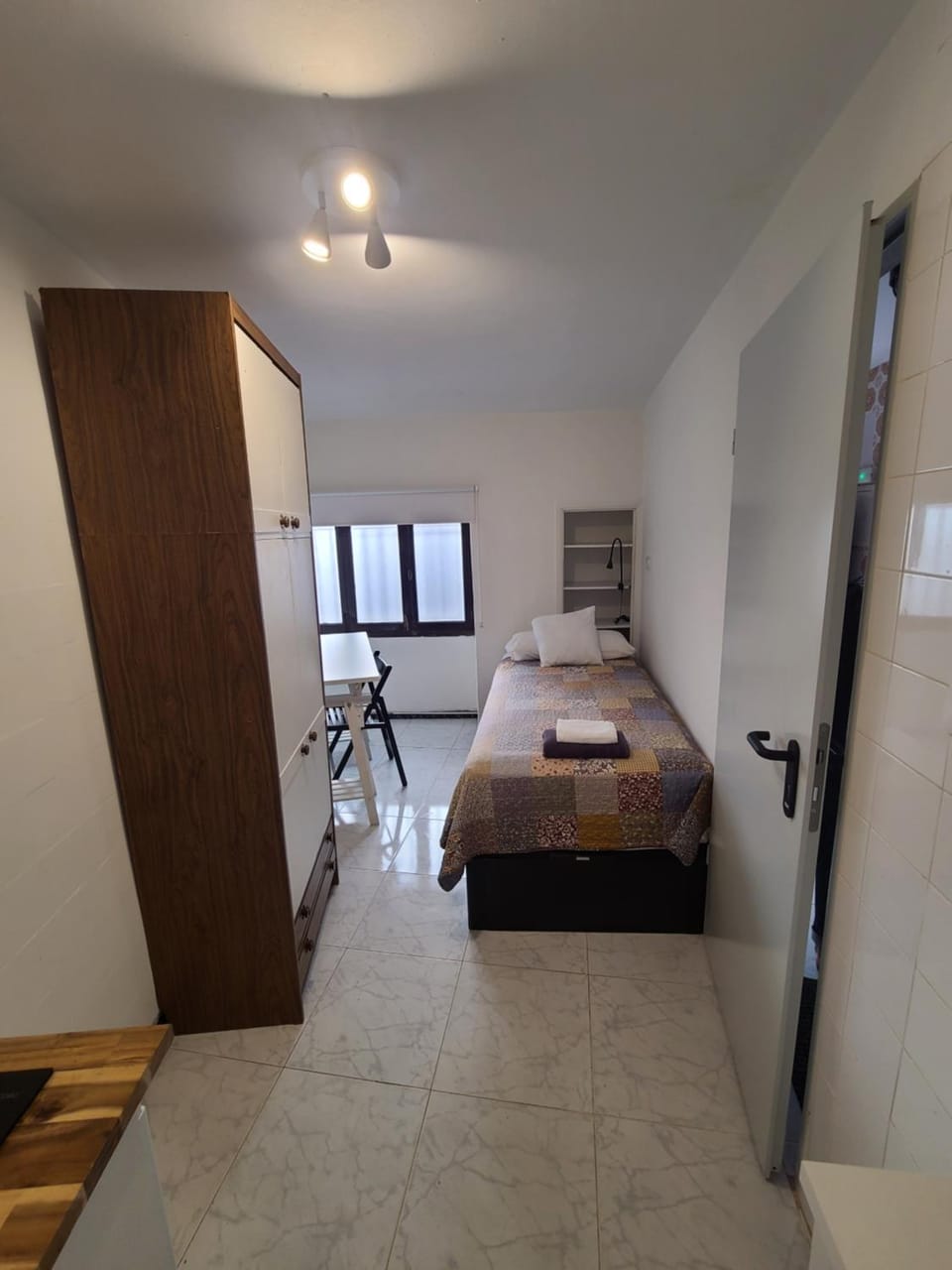 Habitación con baño y cocina en Marín Apartment in O Morrazo