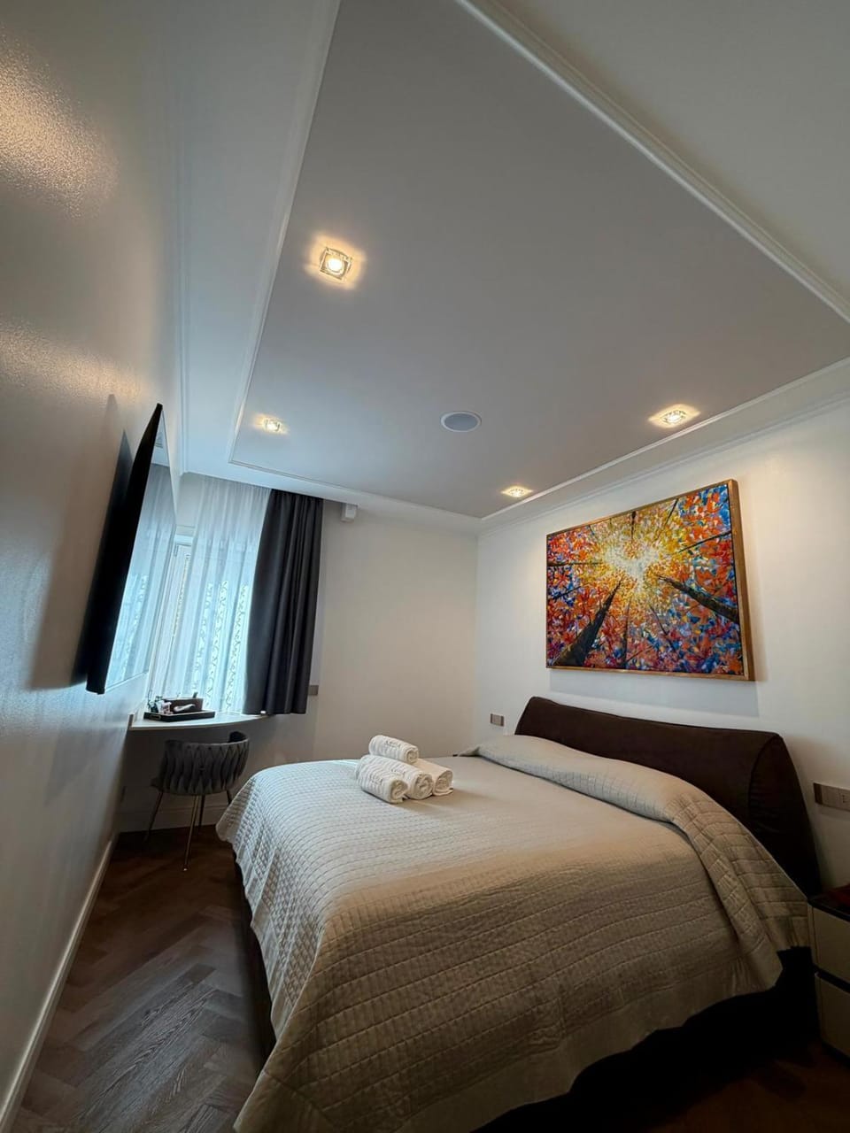 Photo of the whole room, Bedroom