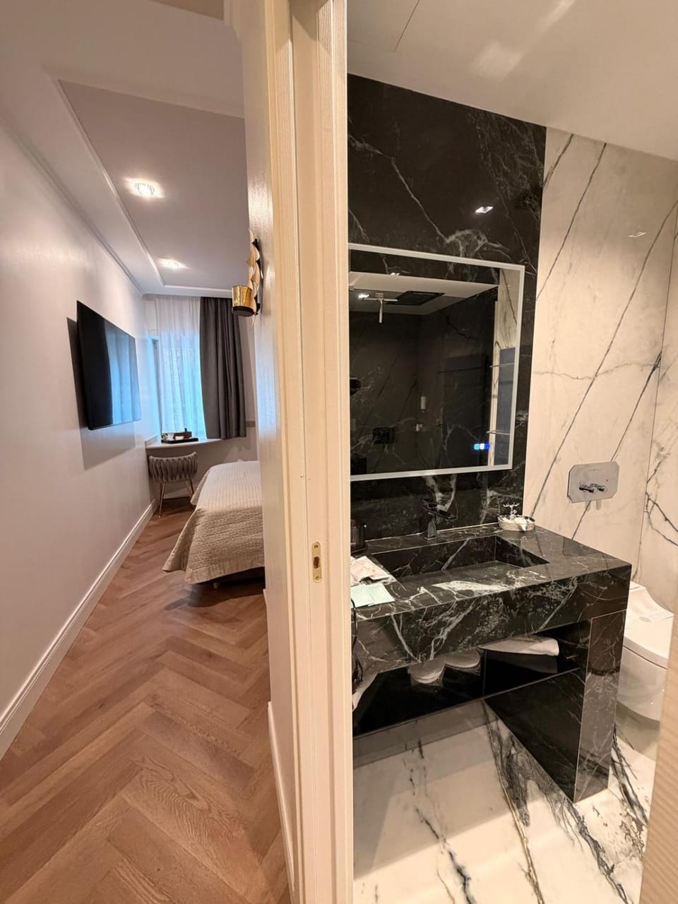Bed, Bathroom, TV and multimedia, Bedroom