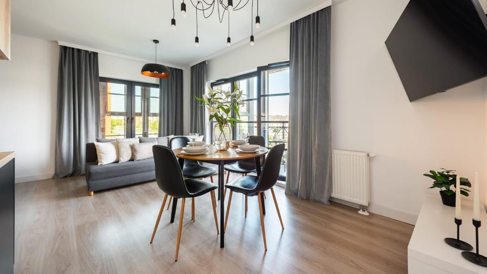 TV and multimedia, Living room, Seating area, Dining area, Evening entertainment